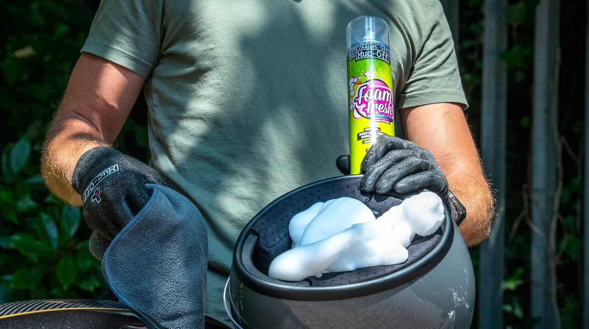 KIT PULIZIA CASCO MUC-OFF HELMET CLEANING KIT