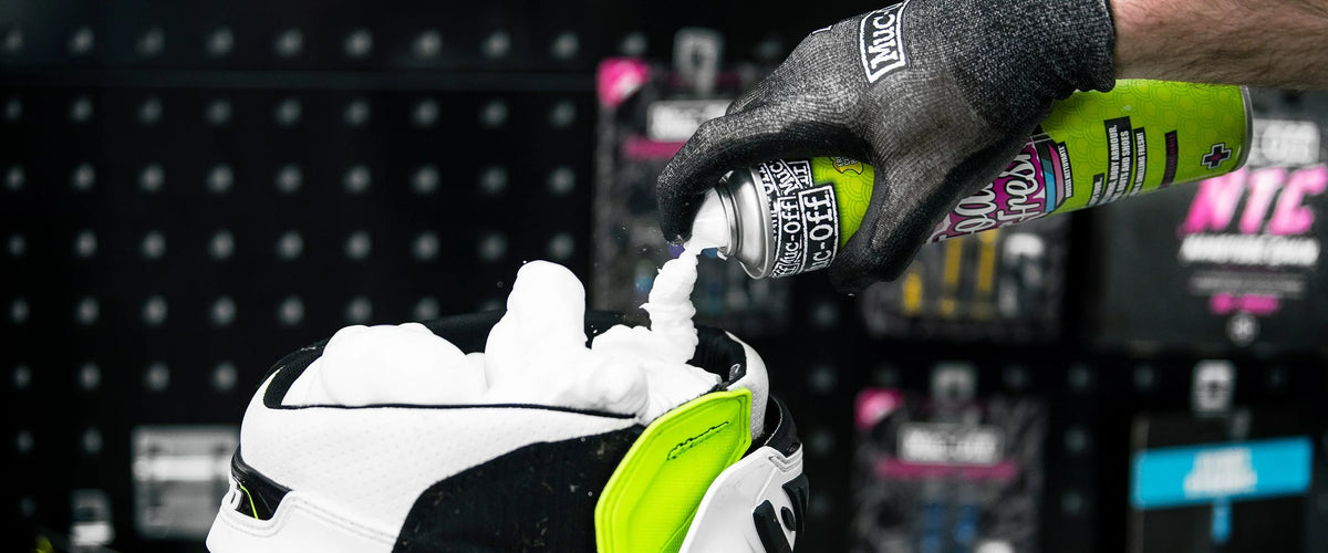 KIT PULIZIA CASCO MUC-OFF HELMET CLEANING KIT
